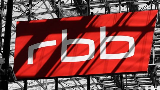 Der RBB wird von seinen Schatten der Vergangenheit erneut eingeholt...            (Bild: RBB)