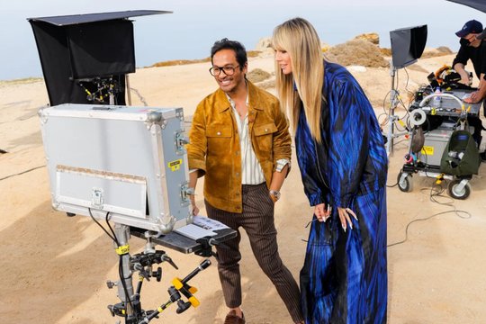Heidi Klum und Fotograf Yu Tsai begutachten die Ergebnisse der Fotoshootings in der 2. Folge… (Bild: ProSieben)