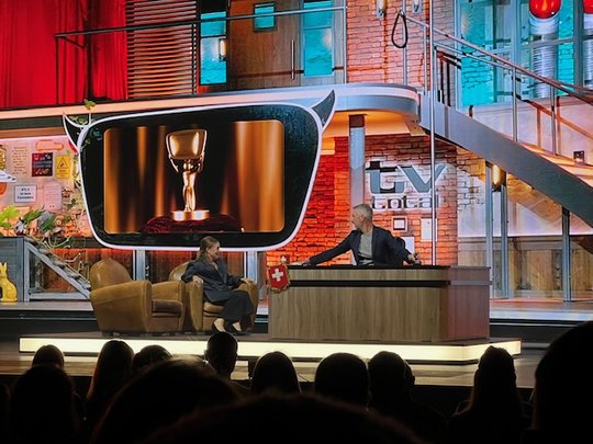  Moderator Sebastian Pufpaff brillant wie immer im Interview mit seiner Schweizer «Chefin» Andrea Haemmerli von ProSiebenSat1 Schweiz im Total-TV-Bühnenset...  (Bild: Klein Report)
