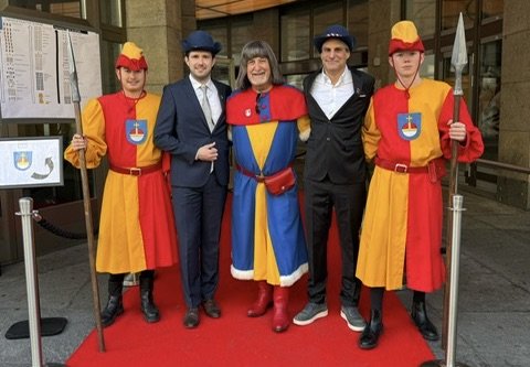 Country-Papst Albi Matter von der Zunft Wiedikon (Mitte) lud ein: Florian Fox (l.), der Johnny Cash der Schweiz, und Gast Reza Rafi (r.), Chefredaktor des «SonntagsBlicks», von Zünftern sekundiert…   (Bild: Klein Report)