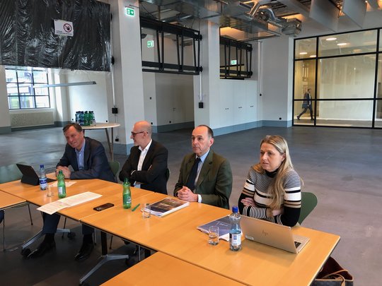 Eine noch leere Halle sucht ihren Content: Mathias Müller von Blumencron (l.), Andreas Schaffner, Pietro Supino, Ursula Nötzli beim ergänzenden Mediengespräch zu den Zahlen der TX Group im zukünftigen Newsroom der Tamedia...         (Bild: Klein Report)