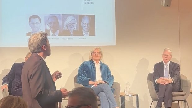 Vier Aktivisten vom «Drop Kollektiv» kaperten kurzweilig die NZZ-Podiumsdiskussion «Uno – eine Vision schafft sich ab» am Donnerstagabend...    (Bild: Video/Insta/versch.)