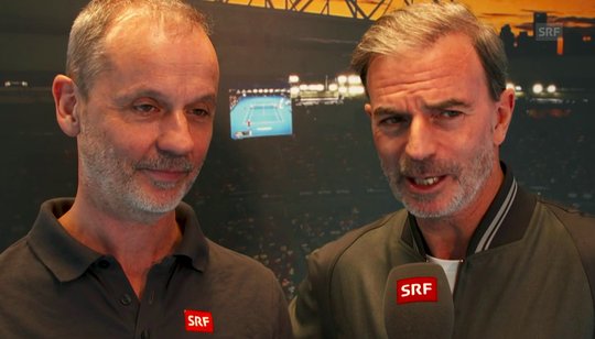 Stefan Bürer und Heinz Günthardt (v.l.) kommentierten seit 1995 zusammen. 20 Schweizer Grand-Slam-Titel haben sie am Mikrofon begleitet. (Bild © SRF)