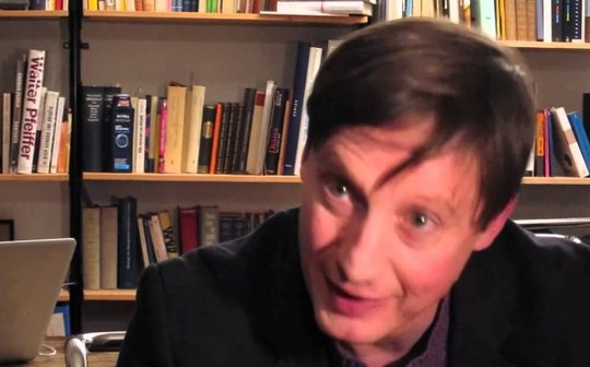 Finn Canonica in jungen Jahren, 2013 als Chefredaktor beim «Magazin»…         (Bild: Youtube)