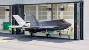 Rein in den Hangar, raus ins Web: Von Journalisten herausverlangte Akten will Armasuisse künftig ins Netz stellen. (Bild © Armasuisse)