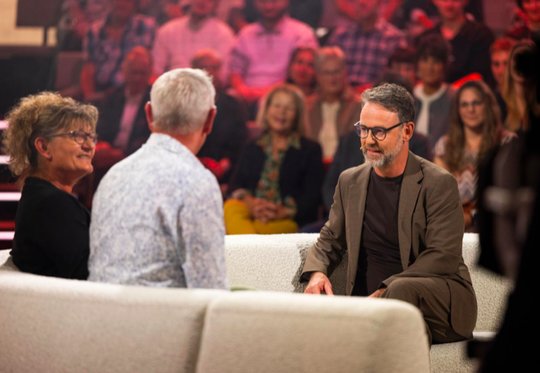 Der neue «Happy»-Host tritt aus Röbi Kollers Schatten, zumindest was die Quote angeht... (Bild: © SRF / zVg)