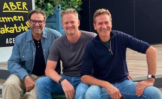 Carlos Lima (l.), Florian Zimmermann und der Comedian Rob Spence an der Party zum 20. Geburtstag… (Bild: © Klein Report)