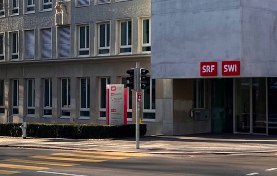 Beim Auslandsender Swissinfo SWI - seit 2022 im Radiostudio Bern untergebracht - bangt man um 19 Millionen Franken aus der Bundeskasse... (Bild: Wikipedia)