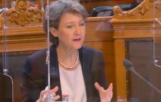 «Gibt es etwas, was nicht funktioniert?»: Medienministerin Simonetta Sommaruga will die Branche zum Reden bringen. (Bild Parlamentsdienste)