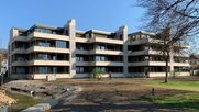Familie Gut zieht sich auf die Immobilien zurück: Auf dem ehemaligen Buechdrucki-Areal in Stäfa steht ein neues Mehrfamilienhaus mit 21 Mietwohnungen und Büroflächen. (© Zürichsee Medien)