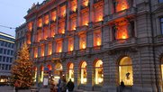 Das nun nicht mehr benötigte Gebäude am Paradeplatz könnte für das nächste Weihnachtsgeschäft vielleicht als ein Provisorium für Manor dienen... (Bild: Wikipedia)