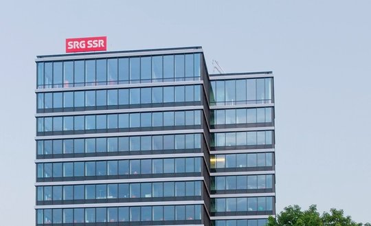 Die Unterschriften der SRG-Initiative werden am Donnerstag der Bundeskanzlei überreicht. (Bild © SRF)