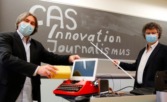 Mit Kreide, Hermes und Tablet: Vinzenz Wyss (l.), Co-Studienleiter IAM, und Frank Hänecke, Co-Studienleiter MAZ... (Bild zVg)