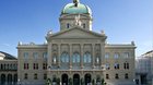 Die Ratsdebatte um das Volksbegehren zieht sich in die Länge, noch immer hat der Nationalrat nichts entschieden... (Bild: Wikipedia)