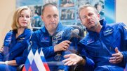 Julia Peressild, Regisseur Klim Schipenko und Kosmonaut Anton Schkaplerow (Mitte) bei einer Pressekonferenz vor dem Flug zur Raumstation ISS...      (Bild: Roskosmos)