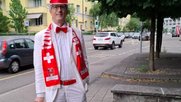 Aufwendig war das Lackieren der Fingernägel. Gekrönter Fan der Schweizer Fussballerinnen: Niklaus Mäder aus Bern...    (Bild: Amazon/zVg)