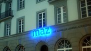 Beim MAZ konnte 2021 nicht nur das Logo erstrahlen...     (Bild: Roi-Online, Luzern)