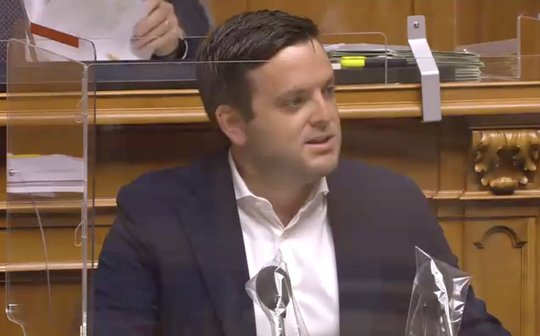 SP-Mann Jon Pult ist mit einem Minderheitsantrag, der die SRG im Onlinebereich befreien wollte, im Nationalrat abgeblitzt... (Bild: Screenshot Parlamentsdienste)