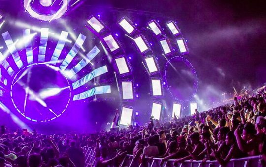 Auch bei den Sponsorings von Tabakmarken an Festivals wird die Werbung hinter Alterskontrollen versteckt... (Bild: Wikipedia)