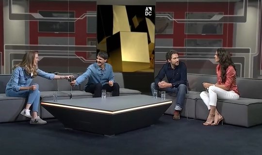 Gespräch mit der Moderatorin Kiki Maeder (r.): Die Abräumer von Digitec Galaxus im ADC-Studio bei «Blick TV»...             (Bild: Screenshot Blick TV) 