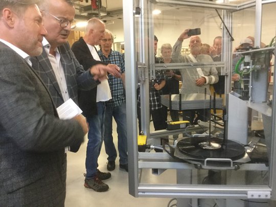 Andreas Krüsi (l.) verfolgt mit Philipp Fankhauser den Auswurf einer frisch gepressten Vinylplatte...                (Foto: Klein Report)