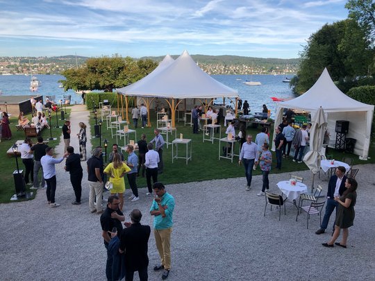 Aufwärmen beim Apéro im «Haus am See» in Zürich-Wollishofen, wo Ralf Brachat, Managing Director Swiss Radioworld, über 300 Gäste empfangen konnte...   (Bild © Klein Report)