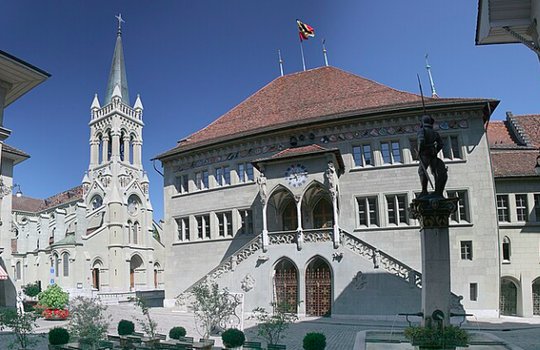 Mit einem Plakatverbot entgingen der Stadt pro Jahr fünf Millionen Franken, war das entscheidende Argument im Berner Rathaus... (Bild: Wikipedia)