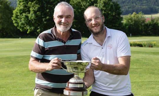 Nettosieger Bruno Studer (l.) und der neue SGPA-Champion Jérôme Reynard im Golfclub Heidental… (Bild: SGPA/Emanuel Stotzer/zVg)