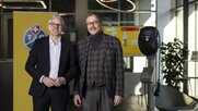 Bernhard Bieri (l.) vom TCS mit Marco Piffaretti von Sun2whell freuen sich über ihre Kooperation...         (Bild: zVg)