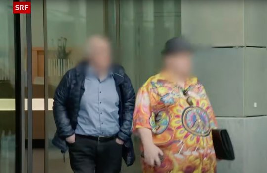 Der Fusspfleger und der pensionierte Journalist unterliegen in erster Instanz... (Bild: Screenshot SRF)
