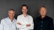 Hans Nagel (l.) und Gregor Stücheli (r.) übergeben an Ex-Google-Manager Pascal Specht-Keller... (Bild: © Inventx AG)