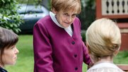 Katharina Thalbach als Miss Merkel. Die ehemalige Kanzlerin hat die Schauspielerin nicht gekannt. Die beiden waren aber schon einmal zusammen beim gleichen Frisör…     (Bild: RTL)       