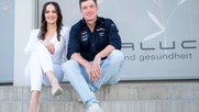 Jeannine Kohl, Inhaberin der Versandapotheke, mit dem Langlauf-Profi Janik Riebli... (Bild: zVg)