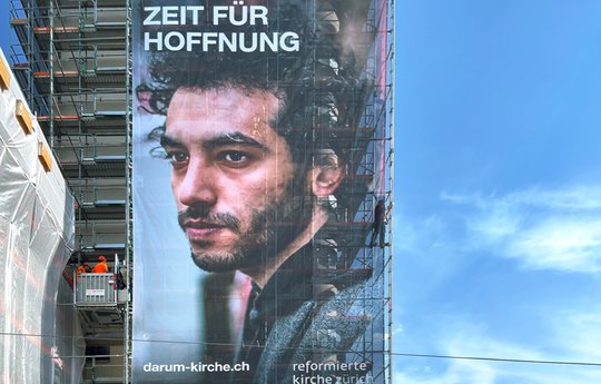 Hoffnungsvolles Megaposter am Baugerüst des Kirchgemeindehauses Wipkingen an der vielbefahrenen Zürcher Rosengartenstrasse... (Bild: zVg)