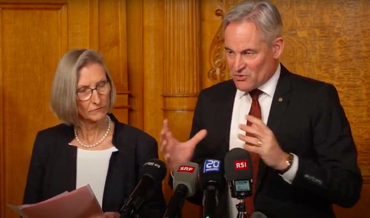 Eine nur sechsköpfige Arbeitsgruppe soll Licht ins Dunkel bringen: Die beiden Vorsitzenden der GPKs: Prisca Birrer-Heimo (Nationalrat) und Matthias Michel (Ständerat) (Bild Screenshot Youtube)