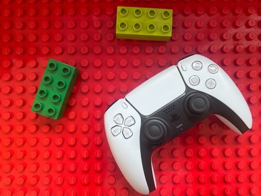 Der Lego-Stein bildet immer noch das Kerngeschäft der Lego Gruppe. Mit der Digitalisierung warten aber im Metaversum unendlich viele Möglichkeiten...         (Bild: Fortnite)
