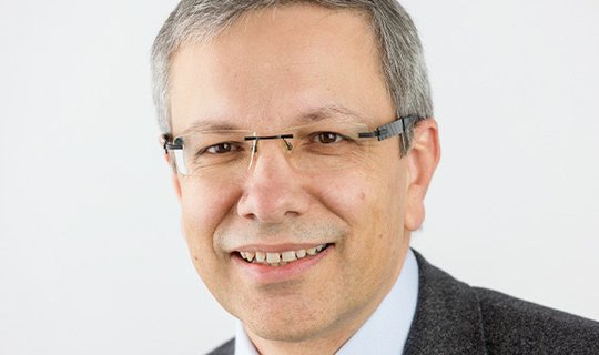 Der gebürtige Basler André Moesch startete seine journalistische Karriere in der Region Basel...