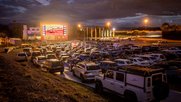 Für das nostalgische Vergnügen werden die Fahrtrainingszentren des Touring Club Schweiz zum Drive-In-Kino umfunktioniert...    (Bild: TCS)