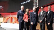 Strahlen um die Wette: Die Verwaltungsräte Marc Walder, Michèle Rodoni, Pietro Supino, Christian Osterland und Verwaltungsratspräsident Jörn Nikolay sowie SMG-CEO Christoph Tonini…  (v.l., Bild: SIX/zVg)