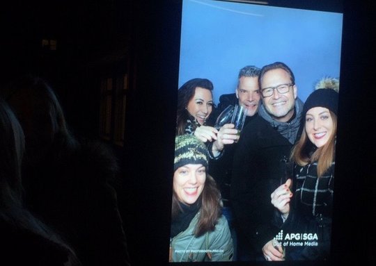 Über 300 Gäste kamen zur Party des Aussenwerbekonzerns... Der «Outdor Photobooth pro Fotobox» im Hof war für viele Gäste an diesem Abend der Knüller...