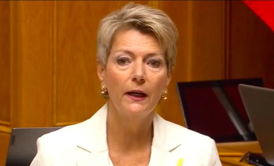 Justizministerin Karin Keller-Sutter fürchtet sich vor «erheblicher Zusatzbelastung». (Bild Screenshot parlament.ch)