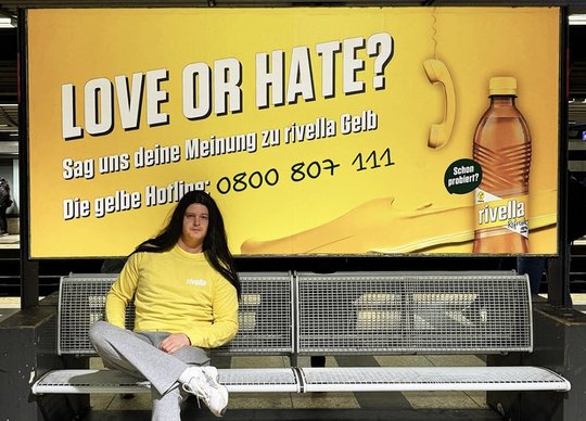 Comedian Eric Lüthi, alias «Bresha», geht an die Hotline für Rivella Gelb, um mit der jungen Community zu talken…   (Bild Rivella/zVg)