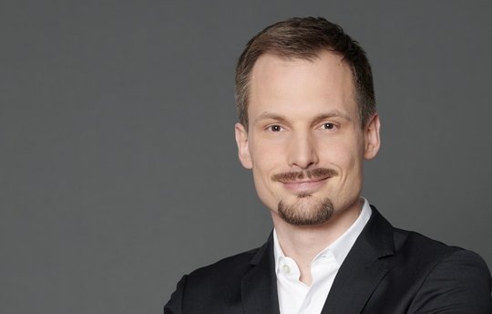 Beim Start im September 2021 war die Welt für den TV-Journalisten noch in Ordnung...  (Bild: NZZ, zVg)