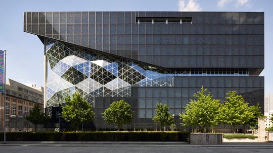 Noch sind die Vorwürfe nicht so glasklar durchschaubar, wie die Fassaden bei Axel Springer in Berlin...                (Bild: Axel Springer)
