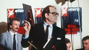 Es hätte ein historischer Moment werden sollen: «Stern»-Reporter Gerd Heidemann präsentiert die gefälschten Hitler-Tagebücher (1983)…          (Screenshot NDR)