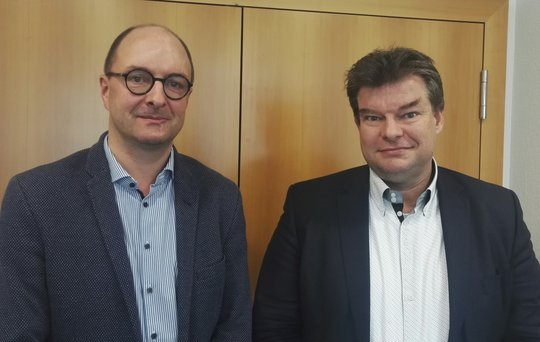 Peter Burkhardt (l.) und Marc Kowalsky vom Club der Zürcher Wirtschaftsjournalisten wehren sich gegen den «Autorisierungs-Wildwuchs»...