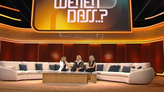Zehn Jahre nach seinem Rückzug hat Thomas Gottschalk noch einmal auf sein altes Sofa geladen. Hier im Talk mit Co-Moderatorin Michelle Hunziker und Helene Fischer…    (Bild: ZDF)