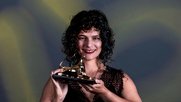 Die Regisseurin Julia Murat freut sich über den Goldenen Leoparden für ihren Spielfilm «Regra 34» oder «Regel 34»...               (Bild: Film Festival Locarno) 