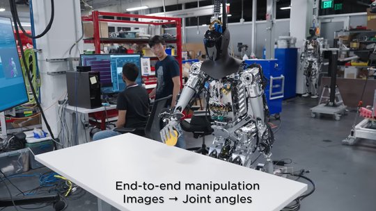 Vorderhand bekommt Optimus seine Befehle noch von einem Forscher. Dieser ist mit Datenhandschuhen ausgerüstet. Aber wir leben kurz vor dem Durchbruch der KI...                  (Screenshot Tesla-Video)