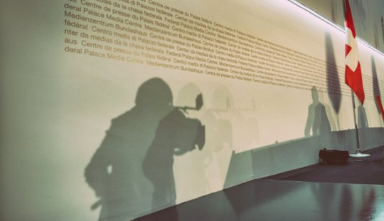 Kostenlose Arbeitsplätze für gewisse Medienhäuser verstärken den «Trend zu einer einseitigen Bevorzugung», kritisiert SVP-Nationalrat David Zuberbühler...   (©Screenshot/Parlamentsdienste)